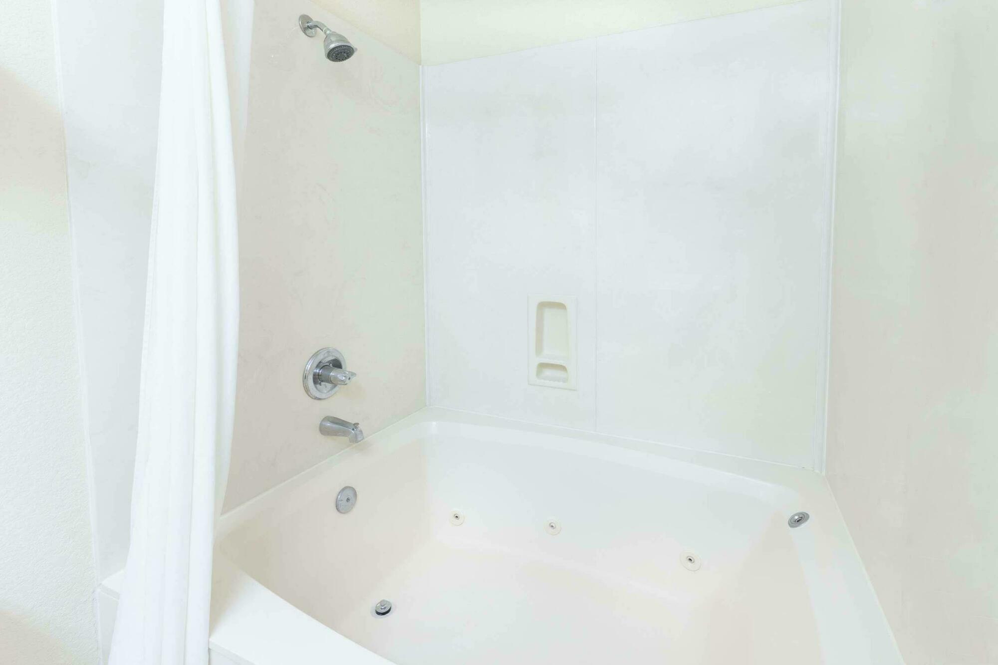 מלון Super 8 By Wyndham Tulsa/Downtown/East מראה חיצוני תמונה